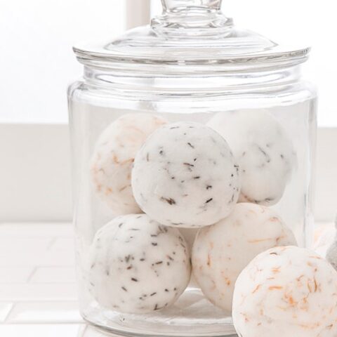 Who doesn't like bath fizzy bombs?! I know my kids go crazy over these things and you can easily make these DIY bath fizzy bombs yourself from home with just a couple ingredients!