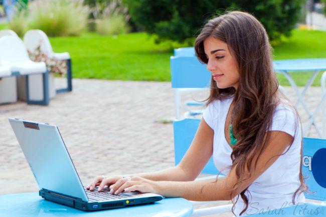 girl in park on computer blogging
