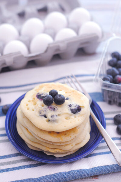 These homemade blueberry pancakes are so tasty, they are sure to please even the most discerning palate! Crowdpleaser - yes, please! #blueberrypancakes