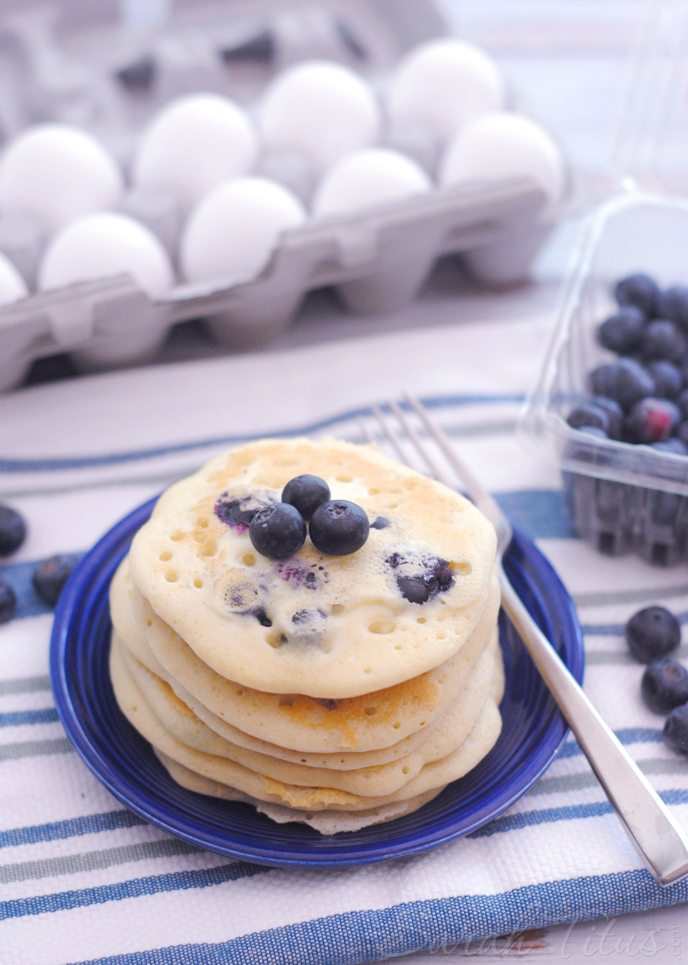 These homemade blueberry pancakes are so tasty, they are sure to please even the most discerning palate! Crowdpleaser - yes, please! #blueberrypancakes