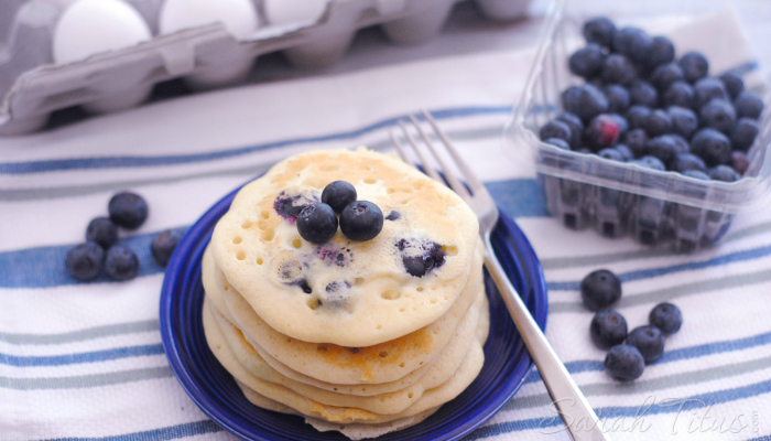 These homemade blueberry pancakes are so tasty, they are sure to please even the most discerning palate! Crowdpleaser - yes, please! #blueberrypancakes