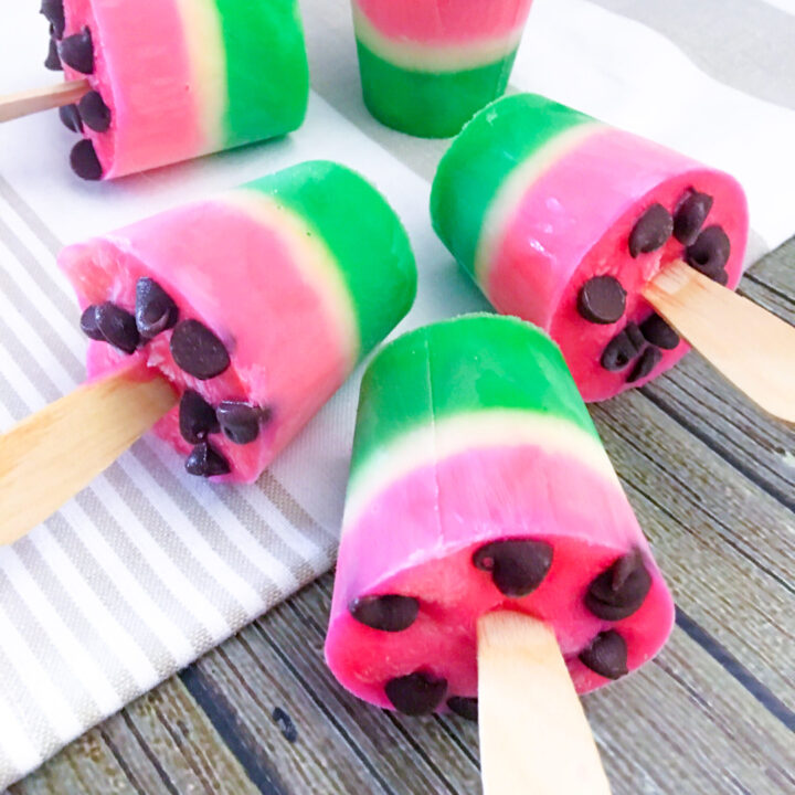 These adorable watermelon pudding pops may LOOK LIKE a watermelon, but they actually taste like chocolate, because...who doesn't like chocolate?!?!