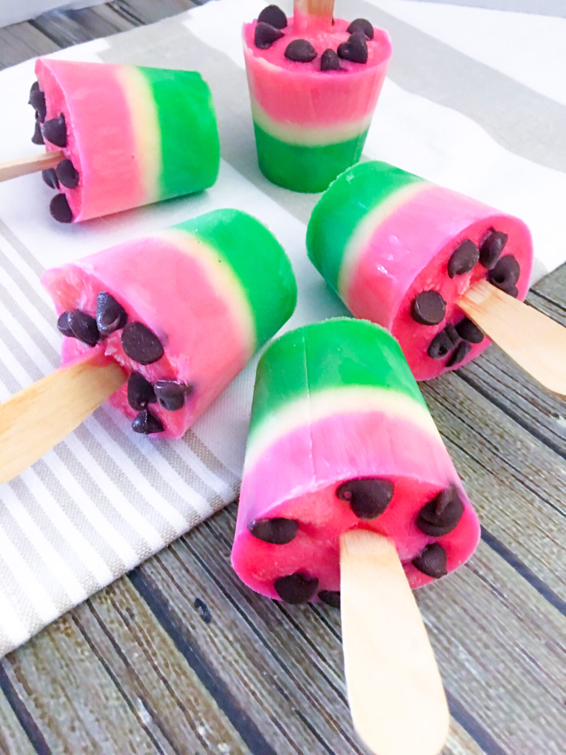 These adorable watermelon pudding pops may LOOK LIKE a watermelon, but they actually taste like chocolate, because...who doesn't like chocolate?!?!