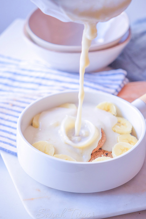 Pouring the remaining pudding mixture over another layer of sliced bananas and cookies