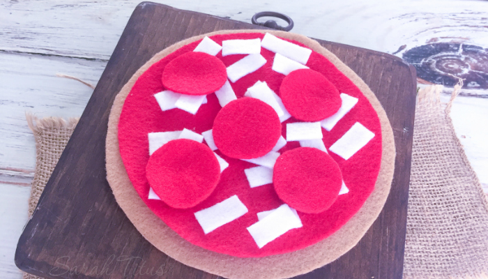 Use this no sew pizza play for all things math related! It's super fun for the kids, extremely easy to make, and educational, all at the same time!