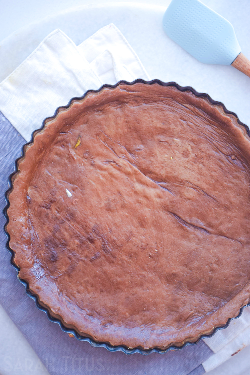 Beautifully browned apple pie crust in fluted pie pan