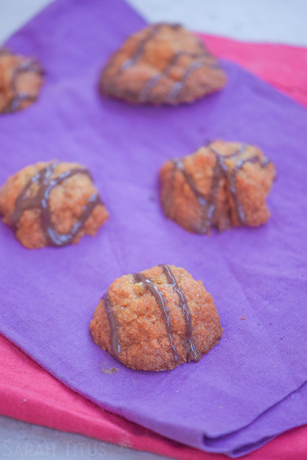 These chocolate drizzled macaroons are the PERFECT recipe if you love coconut treats, and the maple syrup makes them super decadent! 