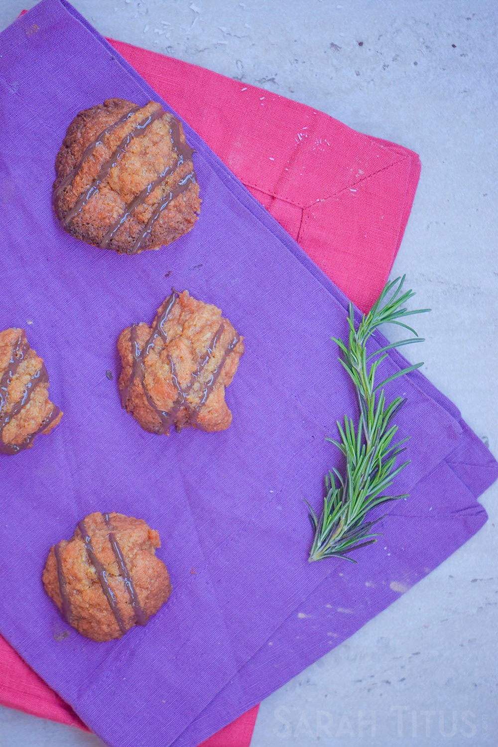 These chocolate drizzled macaroons are the PERFECT recipe if you love coconut treats, and the maple syrup makes them super decadent! 