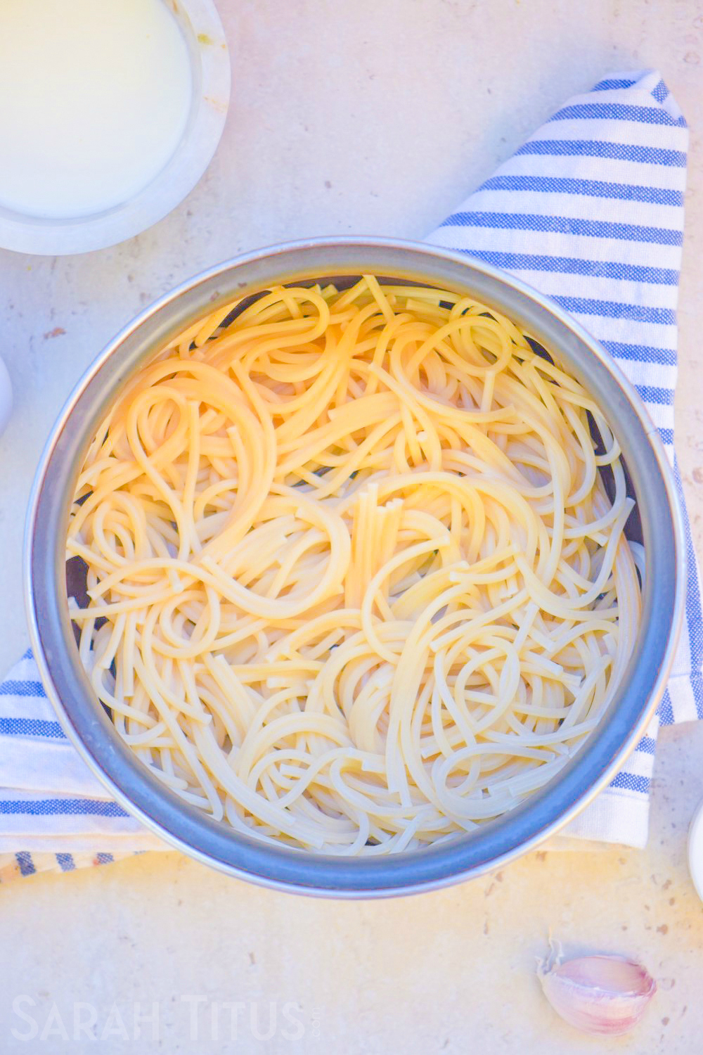 When life gets hectic during the week, this is your saving grace! This One Pot Creamy Pepper Pasta is delicious, easy to make, and a huge hit with family!
