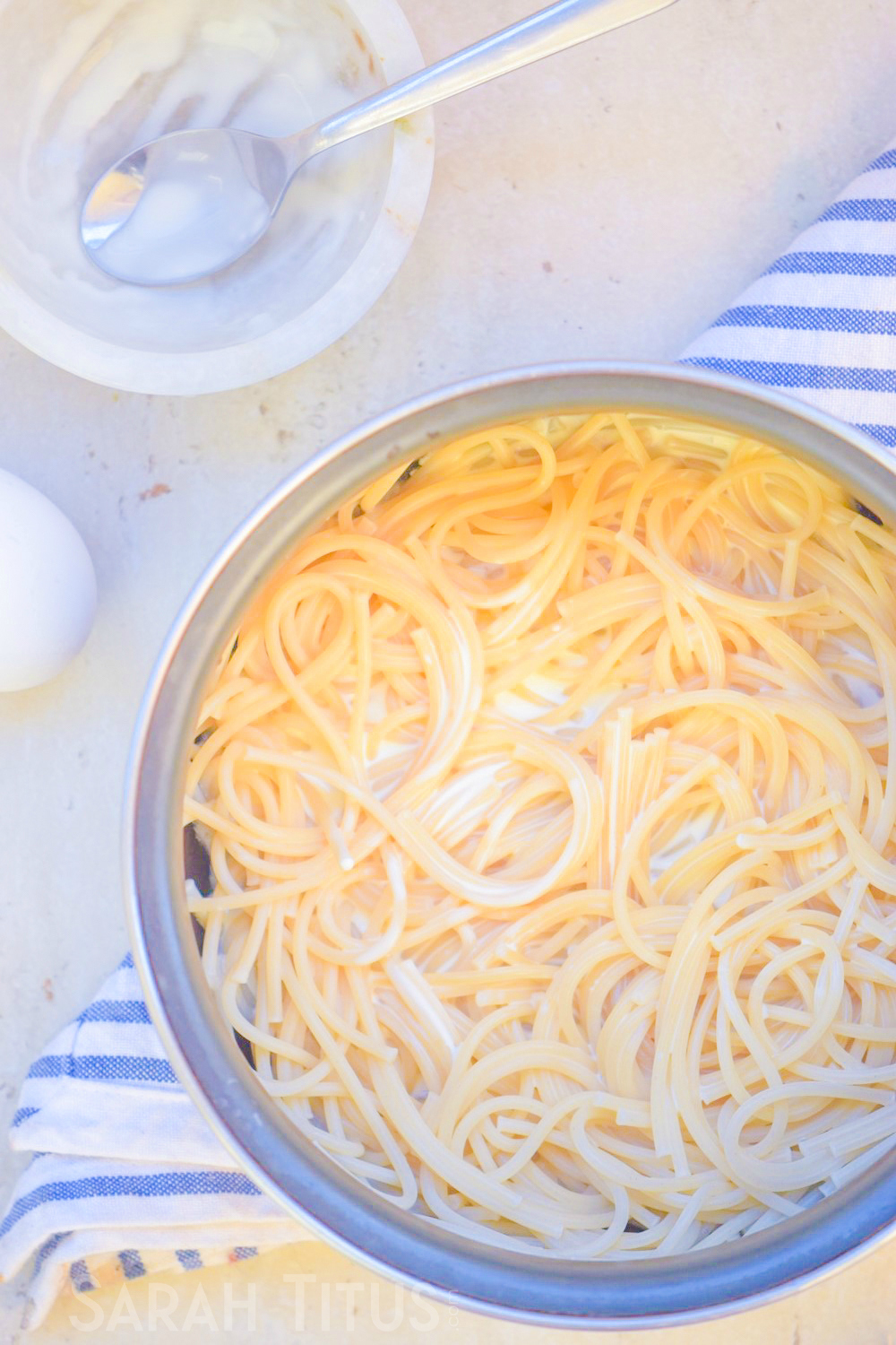 When life gets hectic during the week, this is your saving grace! This One Pot Creamy Pepper Pasta is delicious, easy to make, and a huge hit with family!