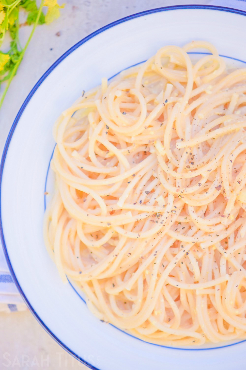 When life gets hectic during the week, this is your saving grace! This One Pot Creamy Pepper Pasta is delicious, easy to make, and a huge hit with family!