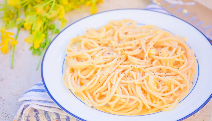 When life gets hectic during the week, this is your saving grace! This One Pot Creamy Pepper Pasta is delicious, easy to make, and a huge hit with family!