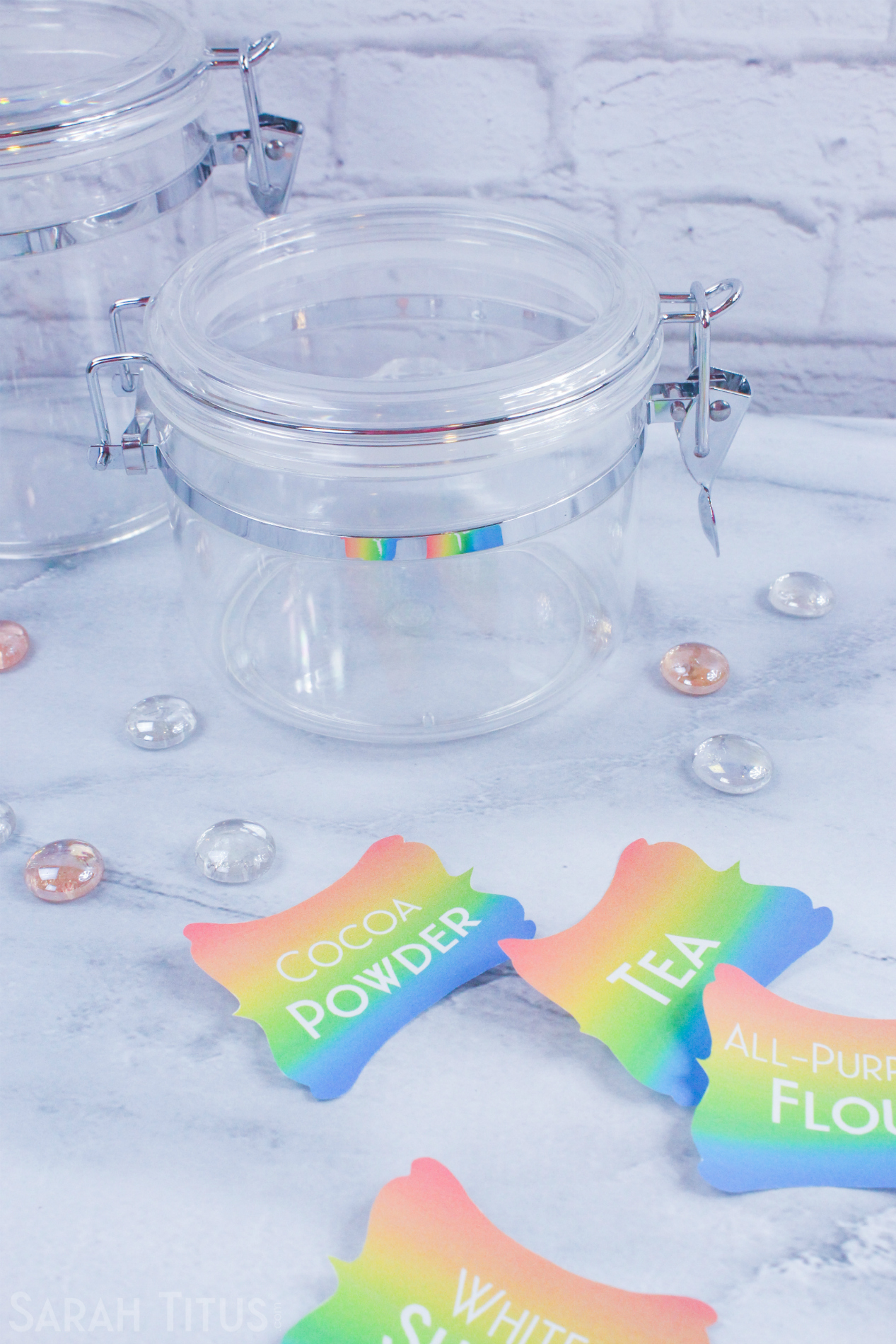 Is it just me or are all the free pantry labels dull and boring? Give your canisters some LIFE and pizzazz with these super CUTE, colorful free printable pantry labels!