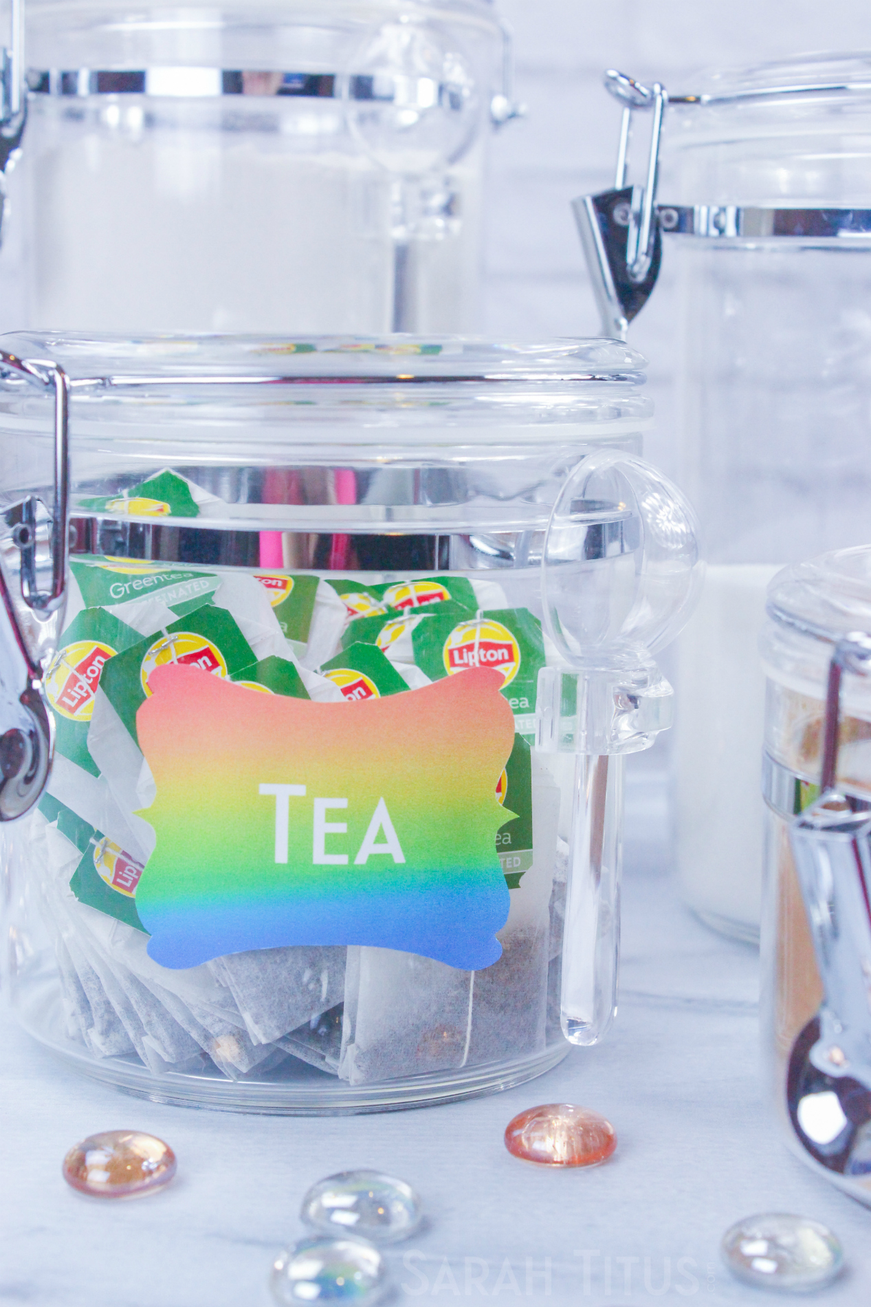 Is it just me or are all the free pantry labels dull and boring? Give your canisters some LIFE and pizzazz with these super CUTE, colorful free printable pantry labels!