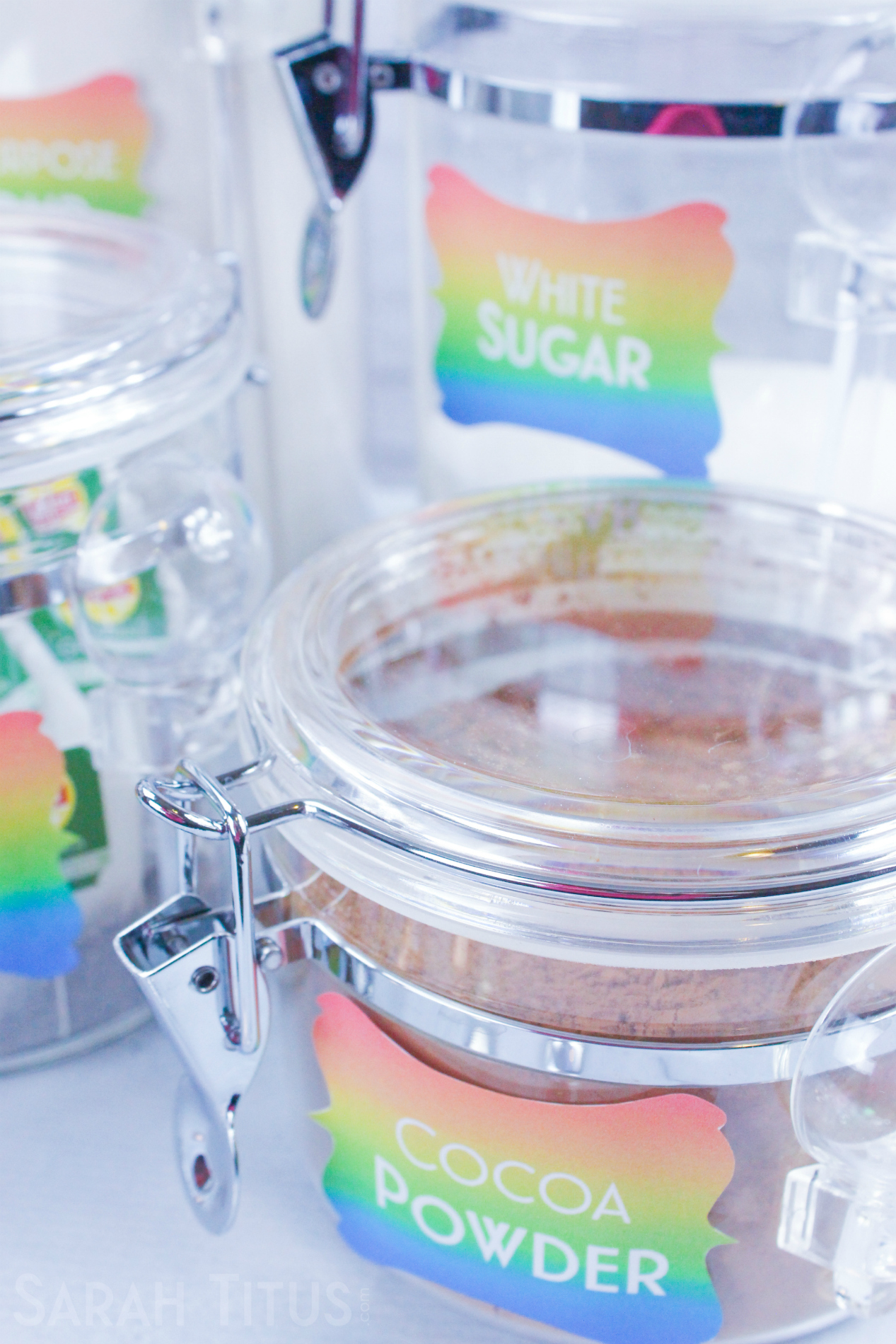 Is it just me or are all the free pantry labels dull and boring? Give your canisters some LIFE and pizzazz with these super CUTE, colorful free printable pantry labels!