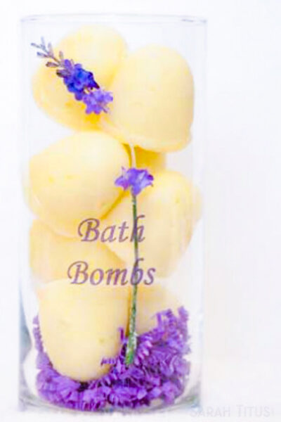 Who doesn't like bath fizzy bombs? I know my kids go crazy over these things and you can easily make these essential oil bath fizzy bombs yourself!