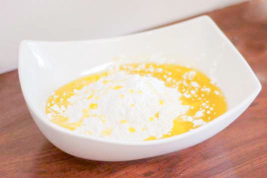 Who doesn't like bath fizzy bombs? I know my kids go crazy over these things and you can easily make these essential oil bath fizzy bombs yourself!