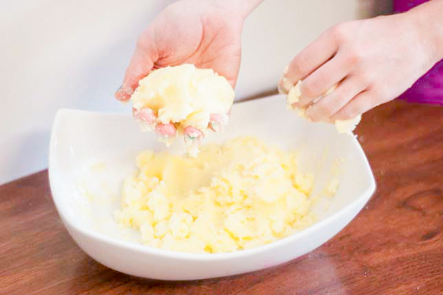 Who doesn't like bath fizzy bombs? I know my kids go crazy over these things and you can easily make these essential oil bath fizzy bombs yourself!