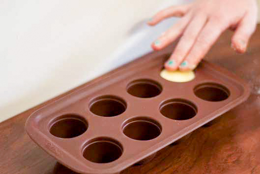 Who doesn't like bath fizzy bombs? I know my kids go crazy over these things and you can easily make these essential oil bath fizzy bombs yourself!