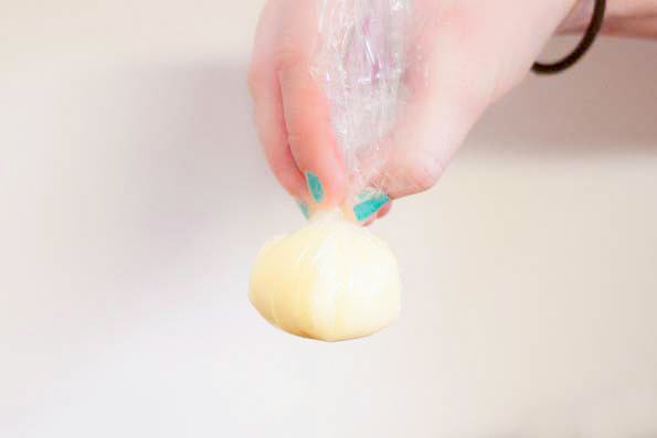 Who doesn't like bath fizzy bombs? I know my kids go crazy over these things and you can easily make these essential oil bath fizzy bombs yourself!