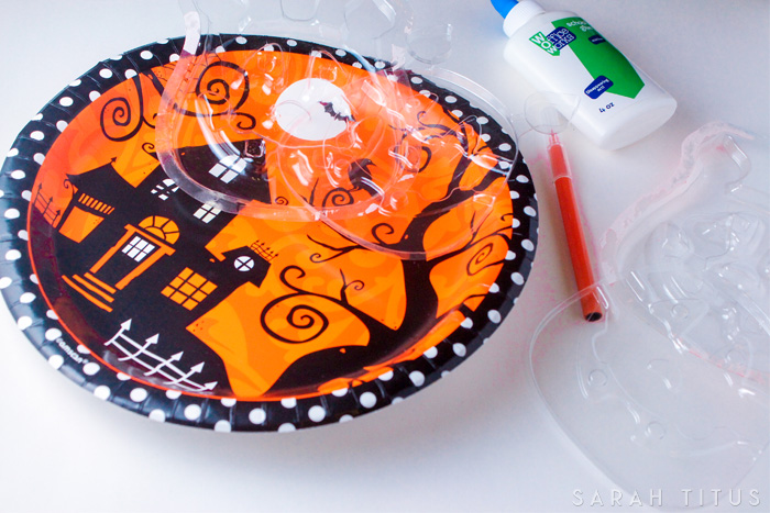 One of the really cool things about having kids is being able to be creative and be a kid yourself! Such is the case with this fun Halloween pumpkins glue craft.