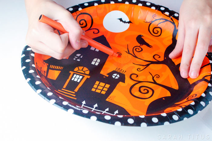One of the really cool things about having kids is being able to be creative and be a kid yourself! Such is the case with this fun Halloween pumpkins glue craft.