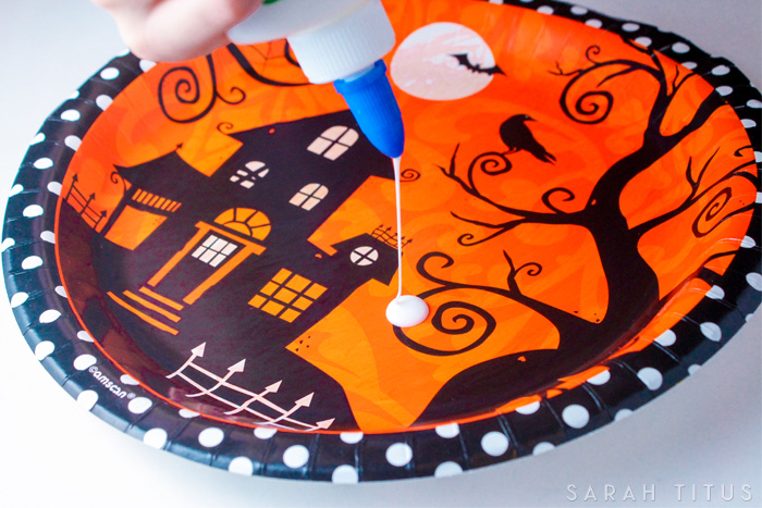 One of the really cool things about having kids is being able to be creative and be a kid yourself! Such is the case with this fun Halloween pumpkins glue craft.