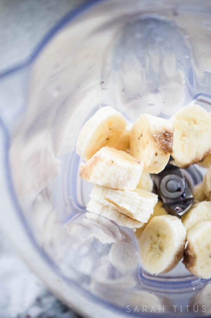 Do you want to have chocolate and be healthy at the same time? This yummy and nutritious Brownie Batter Smoothie Bowl will not only satisfy your chocolate cravings, but it will also give you tons of energy to have a great day!