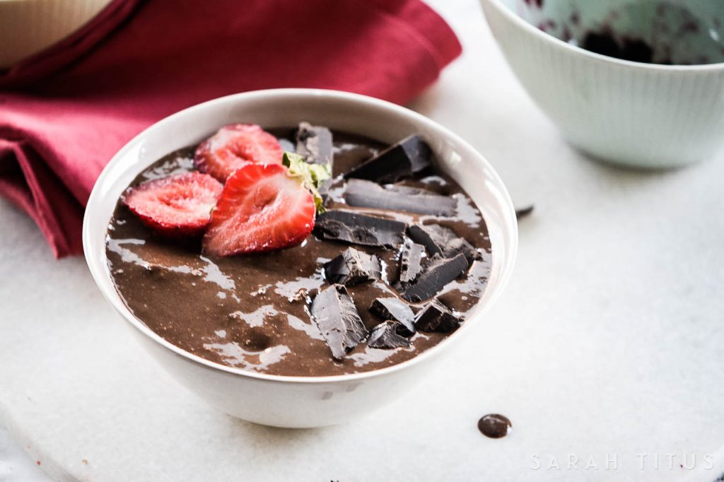 Do you want to have chocolate and be healthy at the same time? This yummy and nutritious Brownie Batter Smoothie Bowl will not only satisfy your chocolate cravings, but it will also give you tons of energy to have a great day!