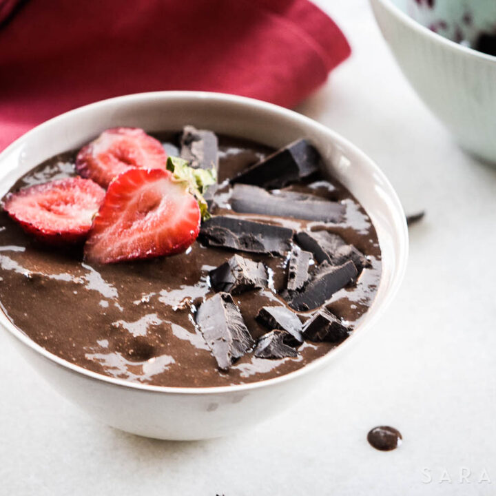 Do you want to have chocolate and be healthy at the same time? This yummy and nutritious Brownie Batter Smoothie Bowl will not only satisfy your chocolate cravings, but it will also give you tons of energy to have a great day!