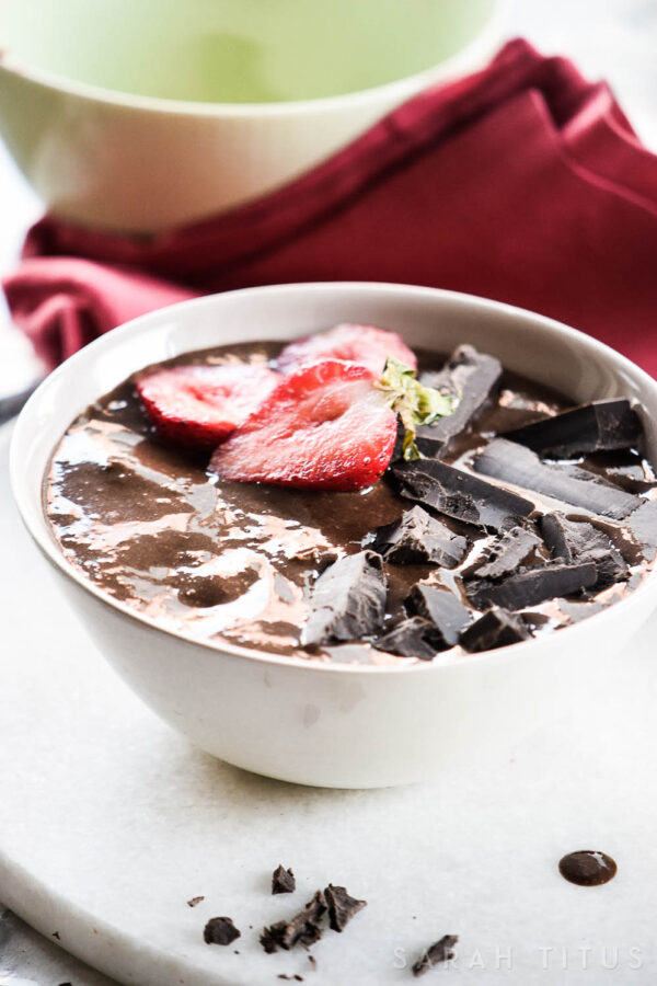 Do you want to have chocolate and be healthy at the same time? This yummy and nutritious Brownie Batter Smoothie Bowl will not only satisfy your chocolate cravings, but it will also give you tons of energy to have a great day!