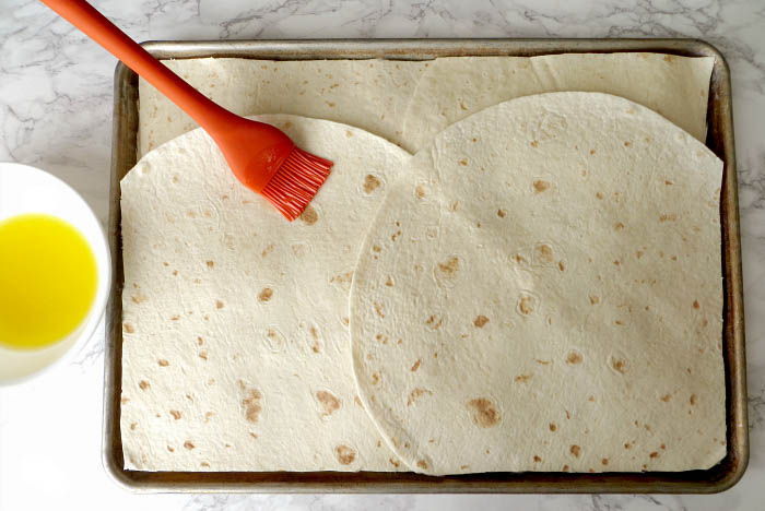 If you like quick and easy, family-friendly recipes that everyone will enjoy, you have to try this delicious sheet pan dinner: beef and cheddar quesadillas! #sheetpanmeals