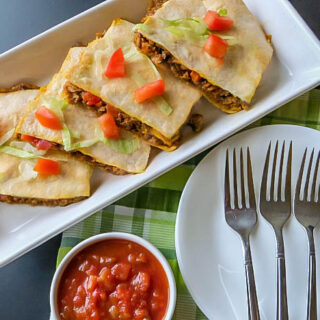 If you like quick and easy, family-friendly recipes that everyone will enjoy, you have to try this delicious sheet pan dinner: beef and cheddar quesadillas! #sheetpanmeals