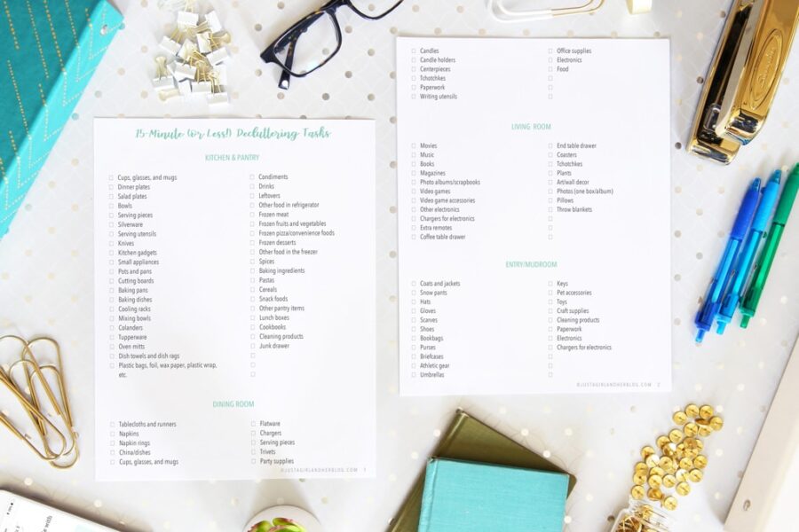 You have to admit that 15-minutes decluttering tasks are easier to bear and this free printable has over 350 of them so take your pick!